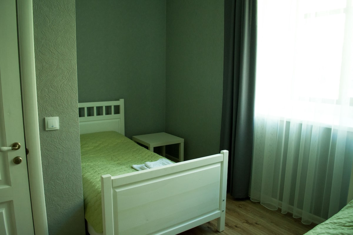 基础双床房, 1 间卧室, 一层 | 1 多间卧室、高档床上用品、熨斗/熨衣板、免费 WiFi