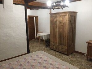 Doppelzimmer, 1 Queen-Bett, Kochnische, Seeseite | 1 Schlafzimmer, hochwertige Bettwaren, Bügeleisen/Bügelbrett