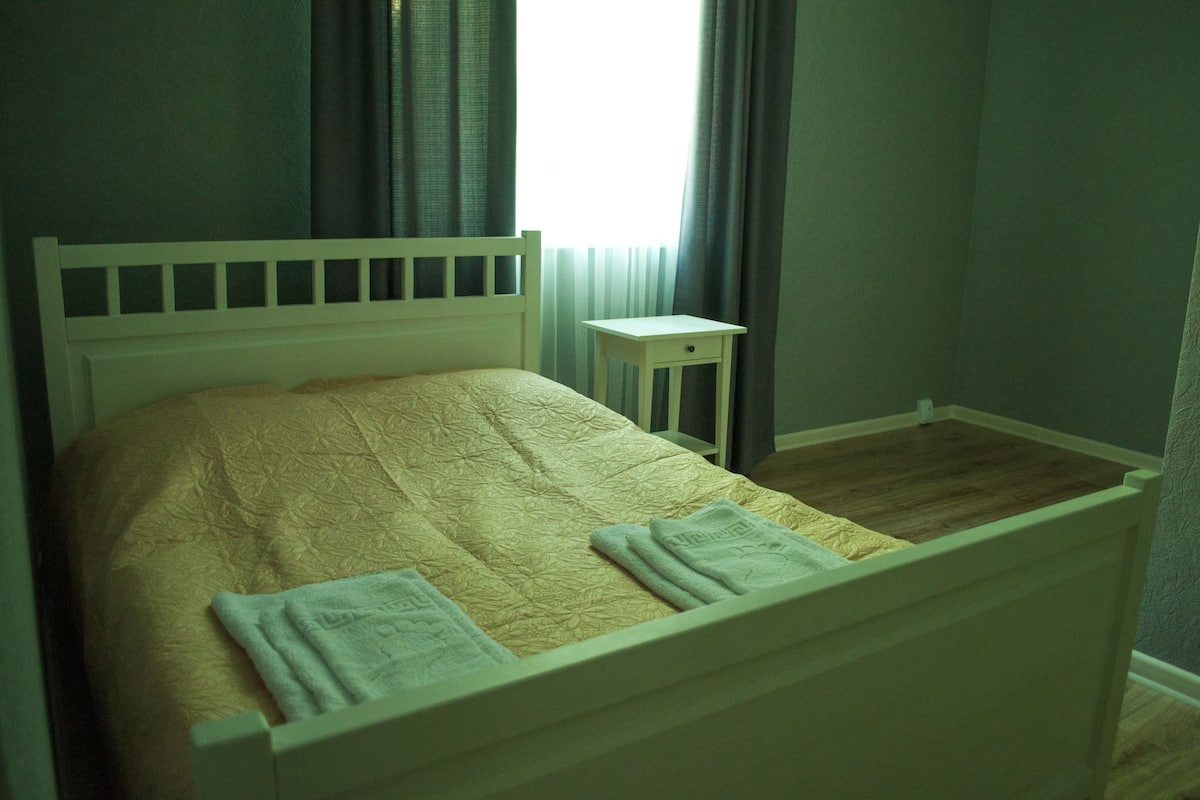 1 bedroom, premium bedding, iron/ironing board, free WiFi