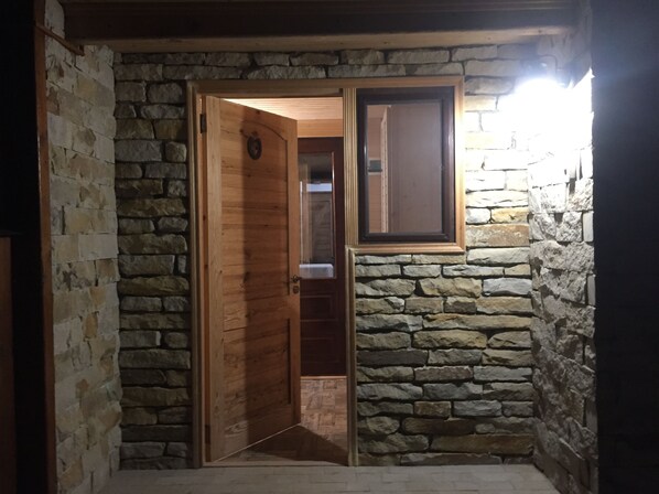 Doppelzimmer, 1 Queen-Bett, Kochnische, Seeseite | 1 Schlafzimmer, hochwertige Bettwaren, Bügeleisen/Bügelbrett