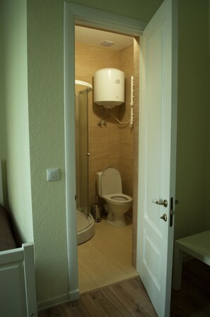 Basic Twin Room, 1 Bedroom, Ground Floor | Bathroom