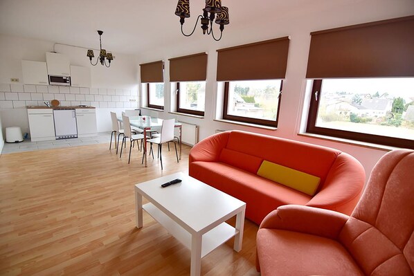 Comfort Apartment, 3 Bedrooms, Garden View (08) | Living area