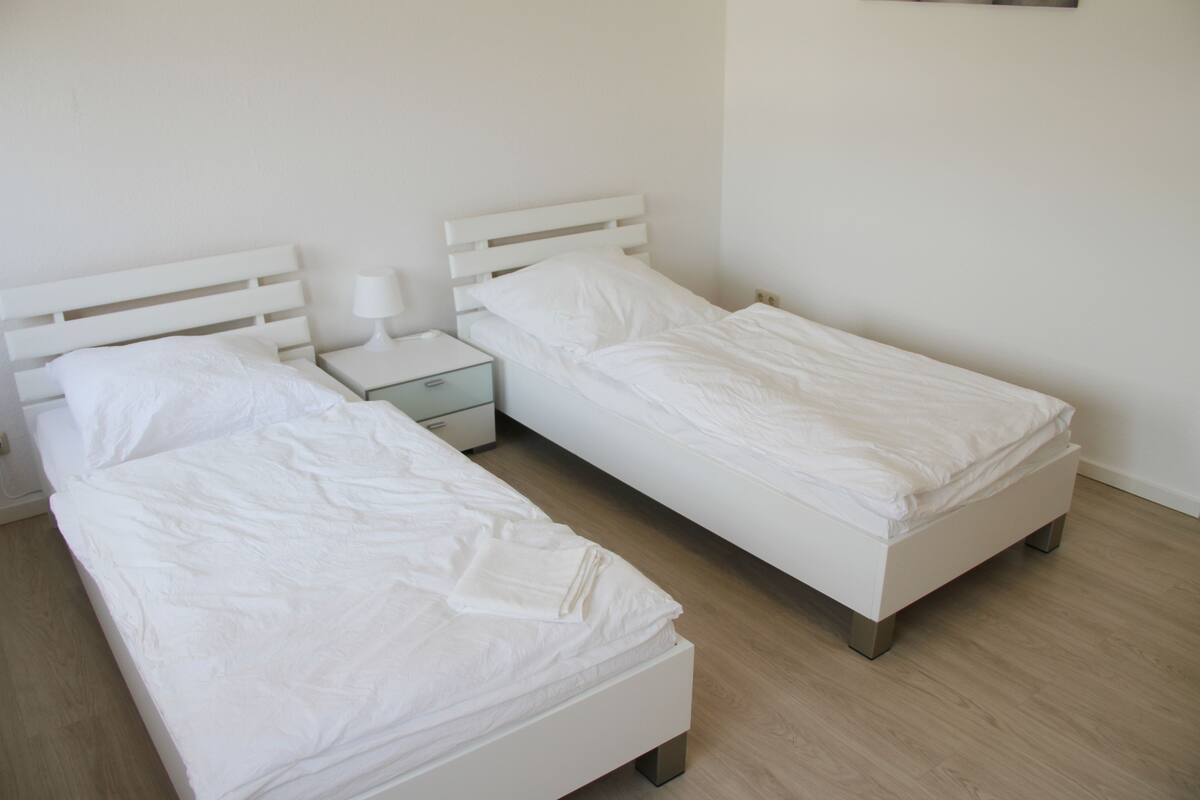 Apartamento conforto, 2 quartos, vista para o jardim (09) | 1 quarto, escrivaninha, ferros/tábuas de passar roupa, Wi-Fi de cortesia