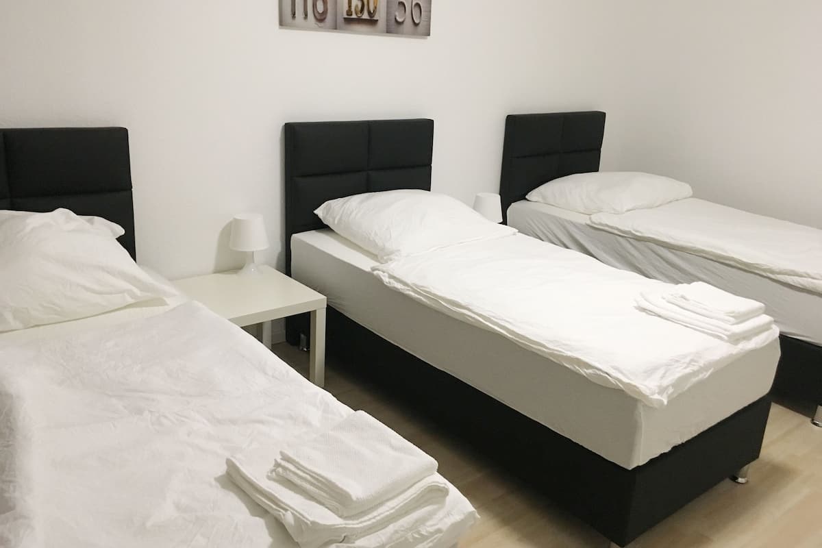Apartamento luxo, 5 quartos | 1 quarto, escrivaninha, ferros/tábuas de passar roupa, Wi-Fi de cortesia