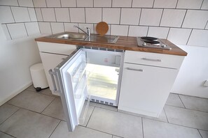 Comfort Apartment, 3 Bedrooms, Garden View (08) | Private kitchenette | Fridge, microwave, stovetop, coffee/tea maker