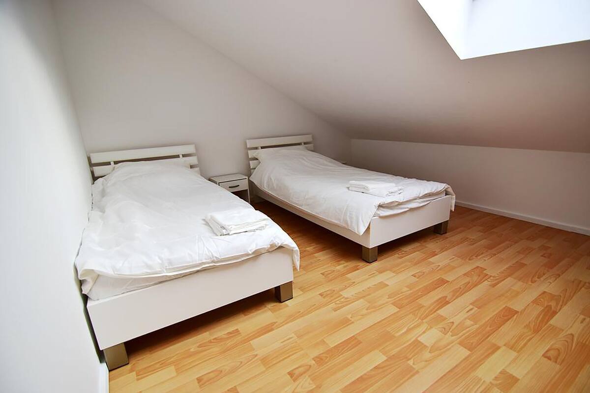 Apartamento standard, 1 quarto, sacada, vista para o jardim (12) | 1 quarto, escrivaninha, ferros/tábuas de passar roupa, Wi-Fi de cortesia
