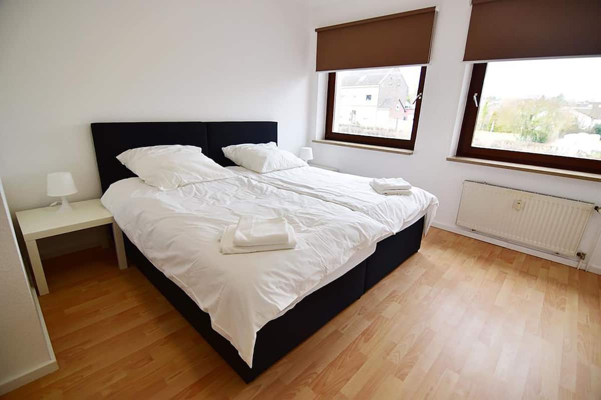 Exclusive Apartment, 3 Bedrooms, Garden View (04) | 1 bedroom, desk, iron/ironing board, free WiFi