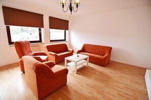 Appartement exclusif, 3 chambres, vue sur le jardin (04) | Salle de séjour | Téléviseur à écran plat, foyer