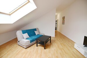 Appartement Standard, 1 chambre, balcon, vue sur le jardin (12) | Salle de séjour | Téléviseur à écran plat, foyer