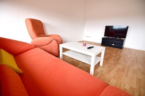 Appartement Confort, 3 chambres, vue jardin (08) | Salle de séjour | Télévision à écran plat, cheminée