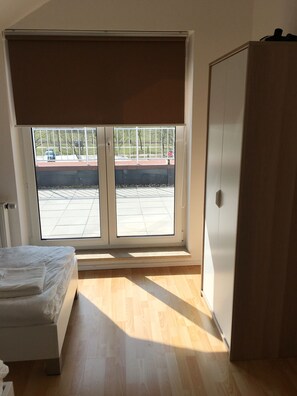 Deluxe-huoneisto, 2 makuuhuonetta, näköala puutarhaan | 1 makuuhuone, työpöytä, silitysrauta/-lauta, ilmainen Wi-Fi