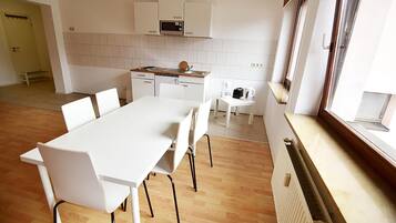 Exclusive-Apartment, 3 Schlafzimmer, Gartenblick (04) | Essbereich im Zimmer