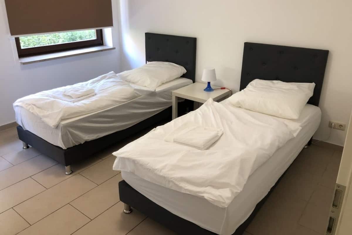 Apartamento econômico, 2 quartos, vista para o jardim (03) | 1 quarto, escrivaninha, ferros/tábuas de passar roupa, Wi-Fi de cortesia