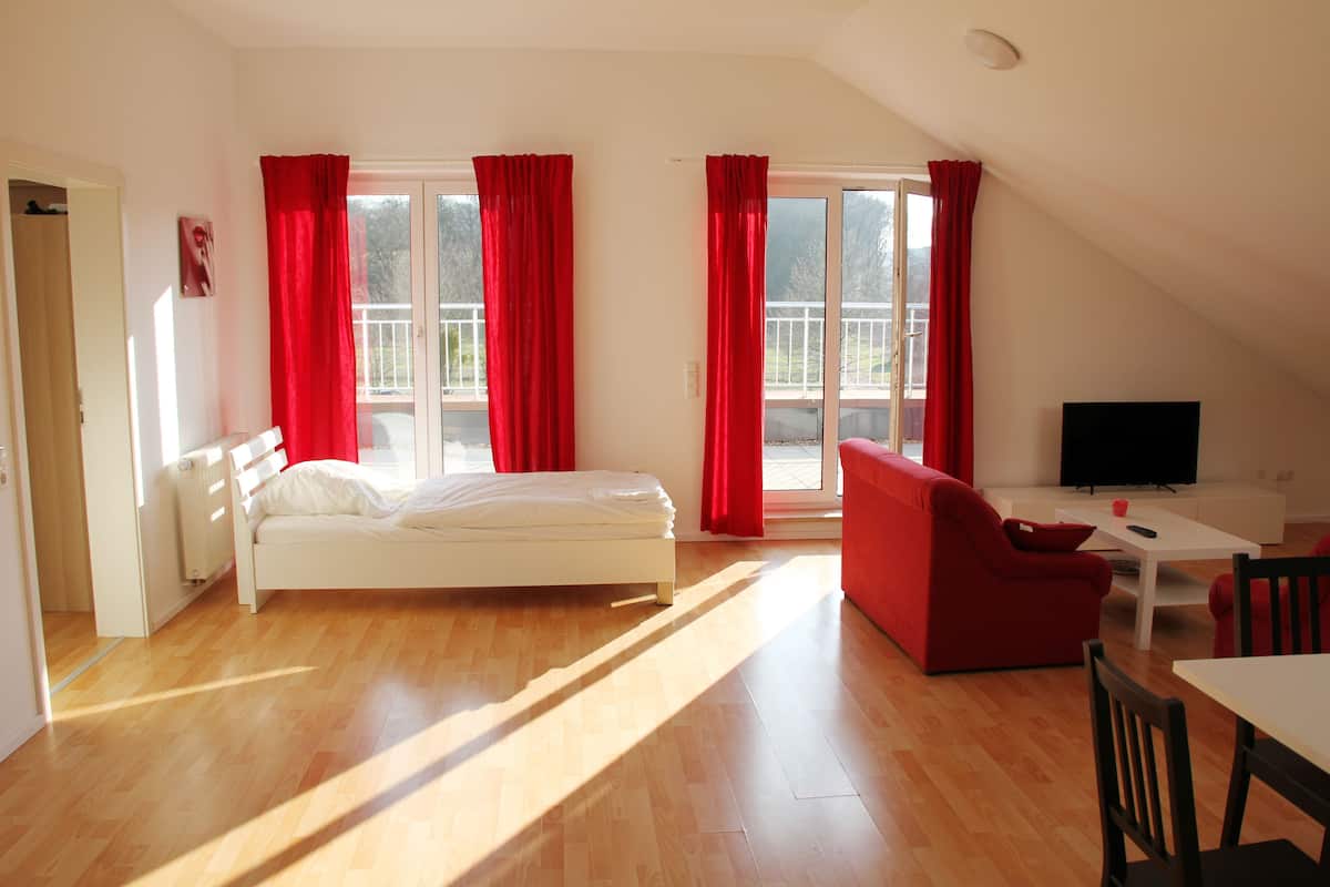 Apartamento luxo, 2 quartos, vista para o jardim | 1 quarto, escrivaninha, ferros/tábuas de passar roupa, Wi-Fi de cortesia