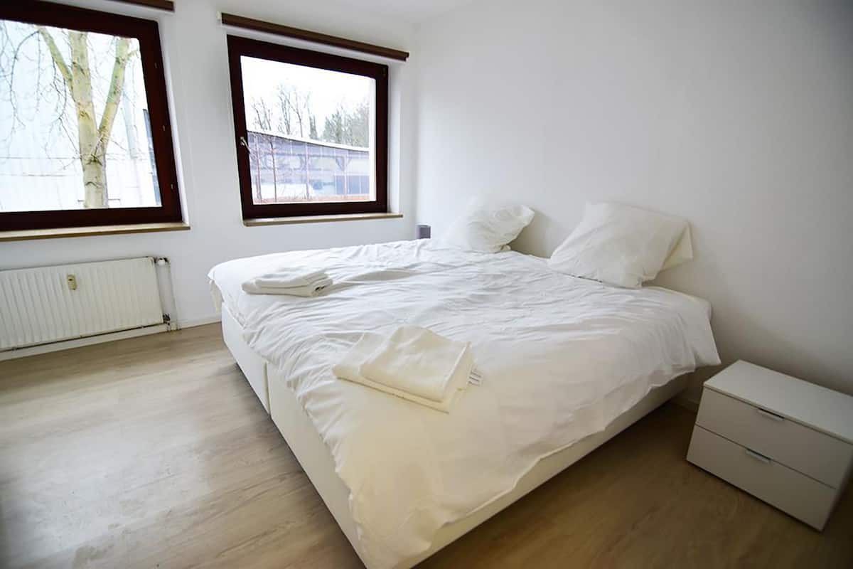 Apartamento conforto, 2 quartos, vista para o jardim (06) | 1 quarto, escrivaninha, ferros/tábuas de passar roupa, Wi-Fi de cortesia