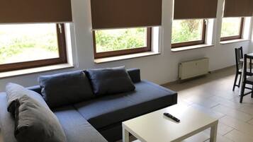 Economy-Apartment, 2 Schlafzimmer, Gartenblick (03) | Wohnzimmer | Flachbildfernseher, Kamin