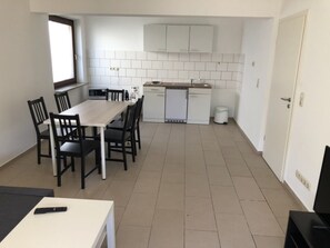 Appartement Confort, 4 chambres, vue jardin (02) | Cuisine privée | Réfrigérateur, micro-ondes, plaque de cuisson, cafetière/bouilloire