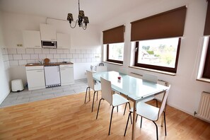 Appartement Confort, 3 chambres, vue jardin (08) | Restauration dans la chambre