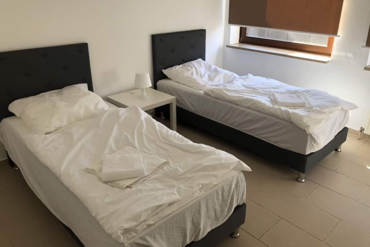 Apartamento conforto, 4 quartos, vista para o jardim (02) | 1 quarto, escrivaninha, ferros/tábuas de passar roupa, Wi-Fi de cortesia