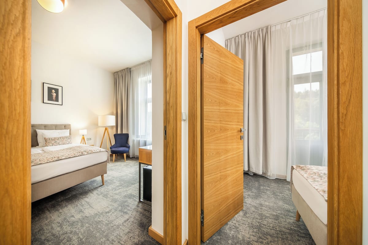 Een hotelkamer met een bed, een bureau, een stoel en een kledingkast.