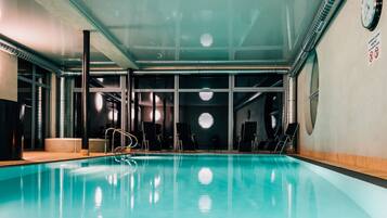 Innenpool, Liegestühle