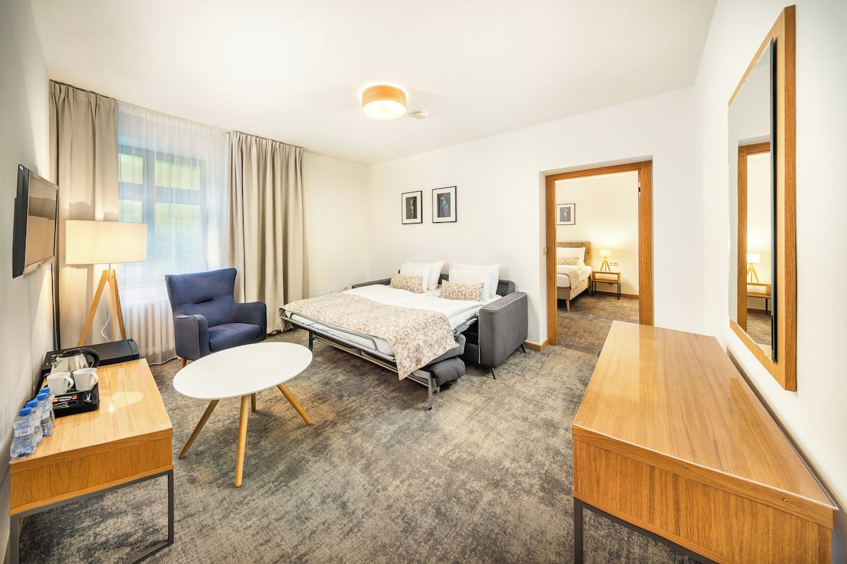 Familie suite, 2 slaapkamers | 1 slaapkamer, babybedden, reisbedje, gratis wifi
