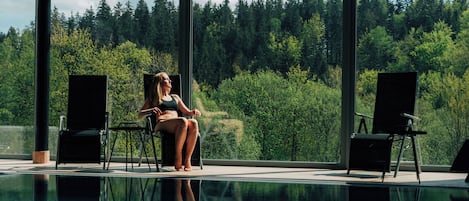 Piscine couverte, chaises longues