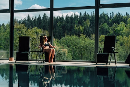 Piscina interna, espreguiçadeiras. Residence Vyhlídka