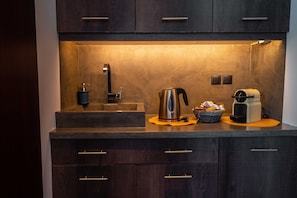 Suite superior (Temple View) | Cocina privada | Hervidor eléctrico