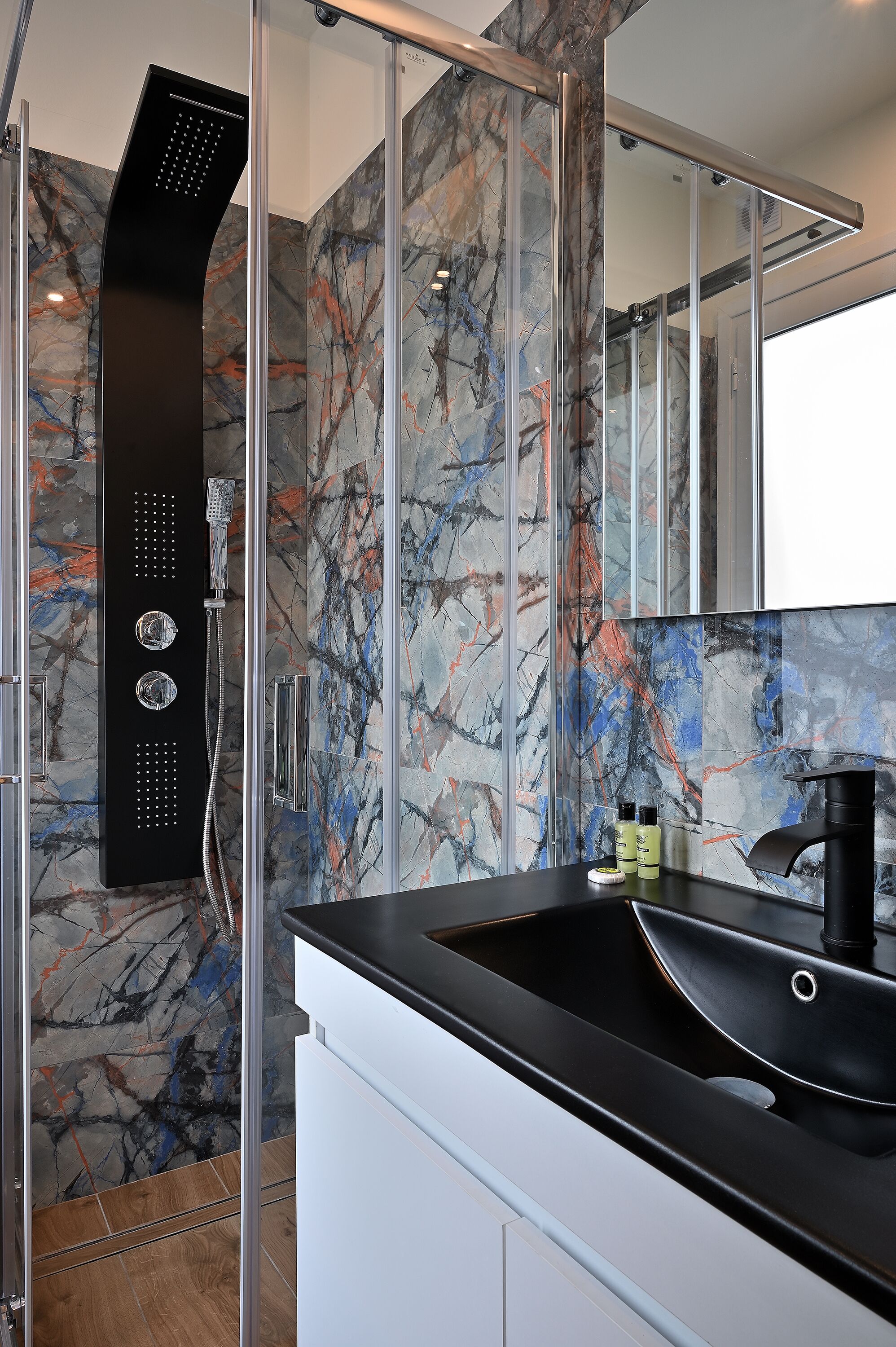 superior room | bathroom | shower, hydromassage showerhead, free toiletries, hair dryer