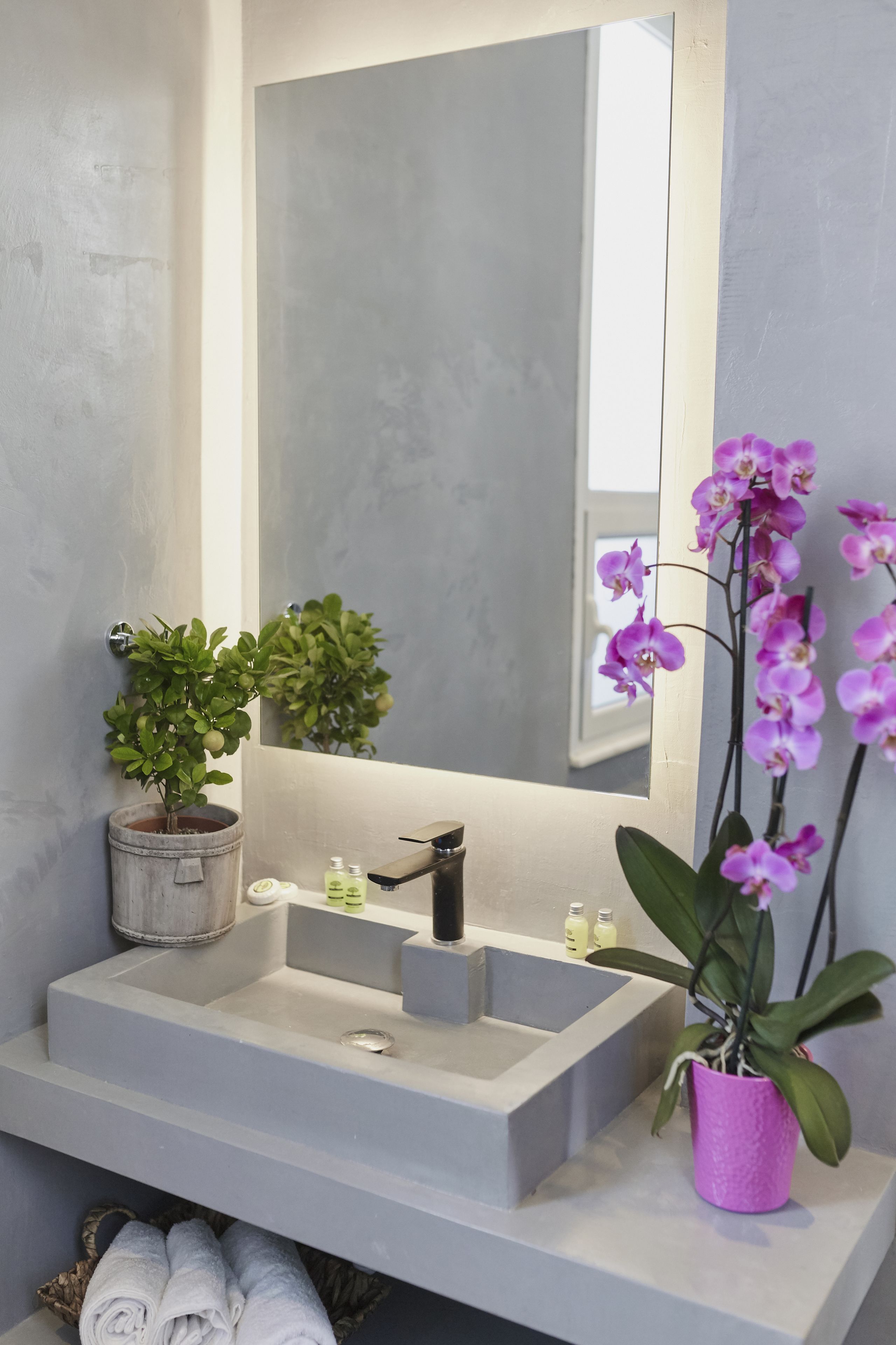 shower, hydromassage showerhead, free toiletries, hair dryer