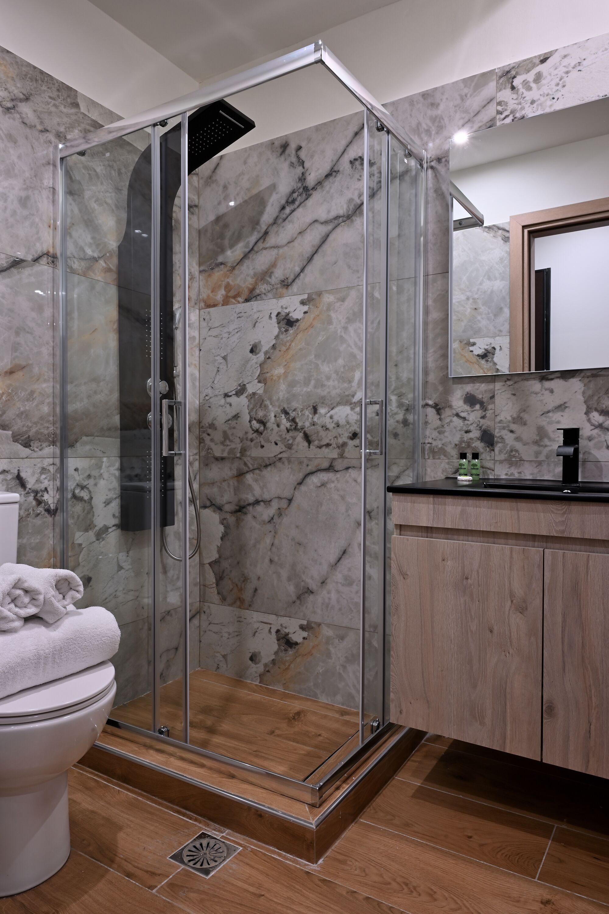 Superior Room | Bathroom | Shower, hydromassage showerhead, free toiletries, hair dryer