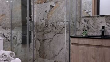 Superior Room | Bathroom | Shower, hydromassage showerhead, free toiletries, hair dryer