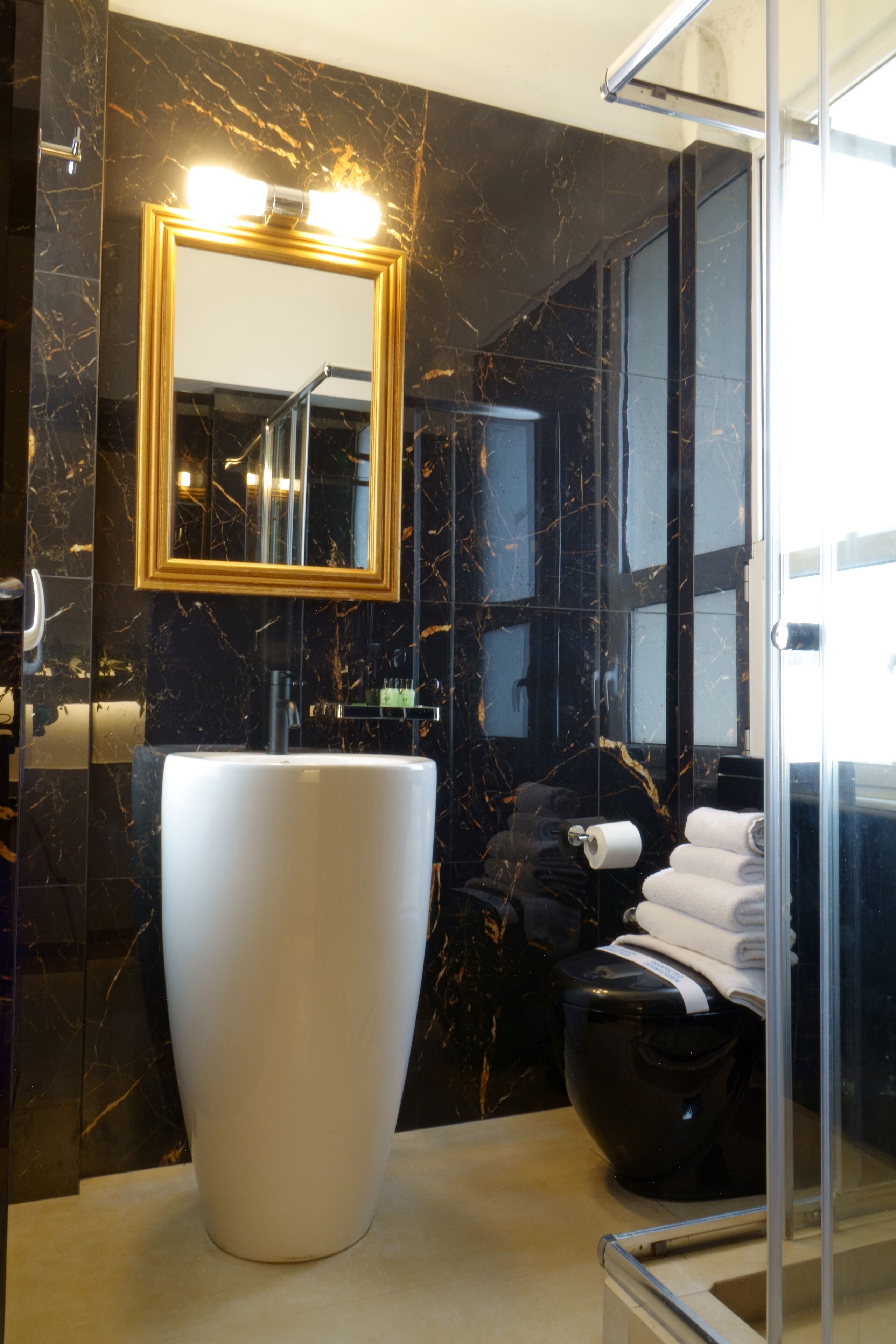 deluxe suite (temple view) | bathroom | shower, hydromassage showerhead, free toiletries, hair dryer