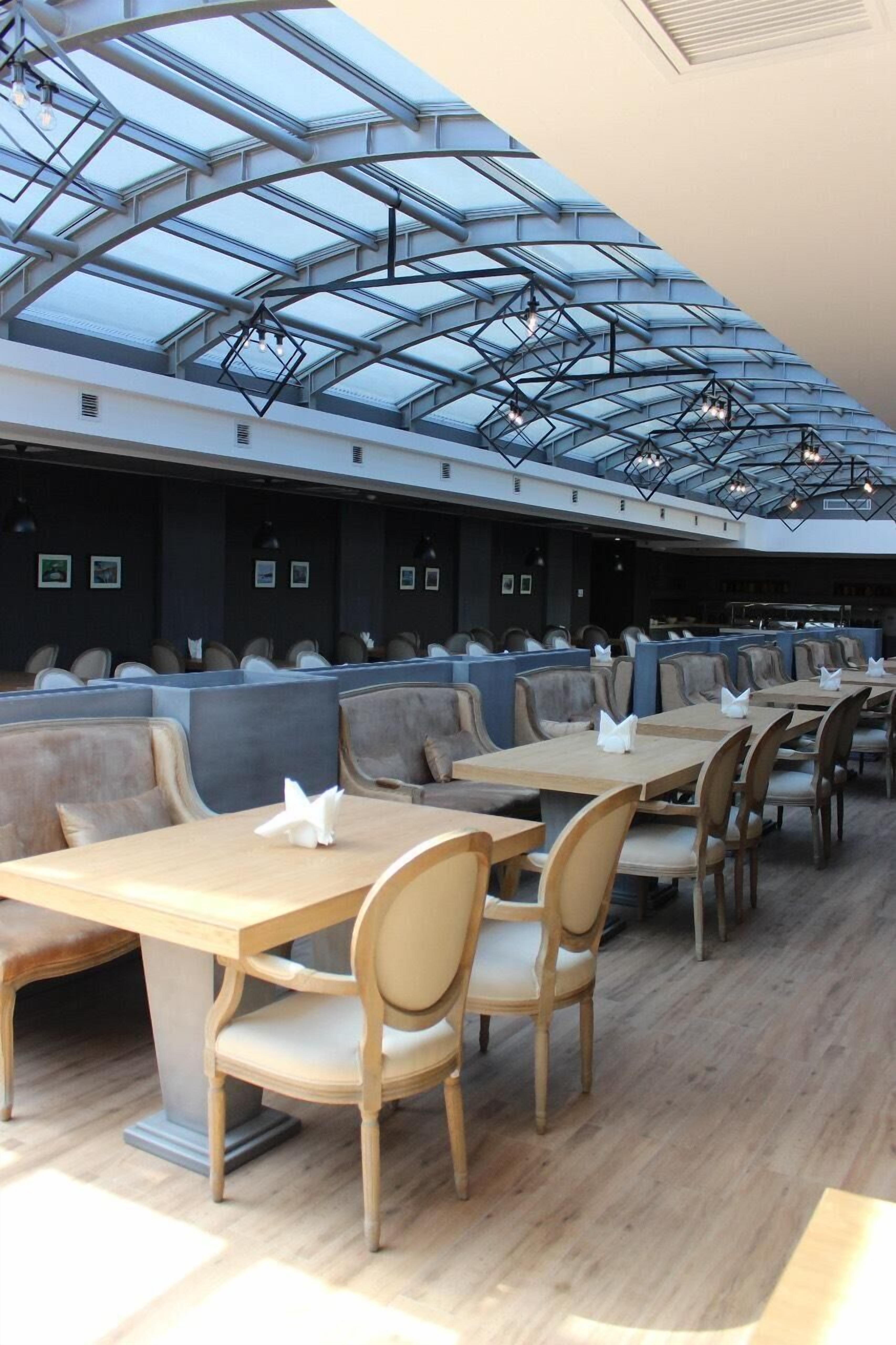 Breakfast, lunch, dinner served; international cuisine 