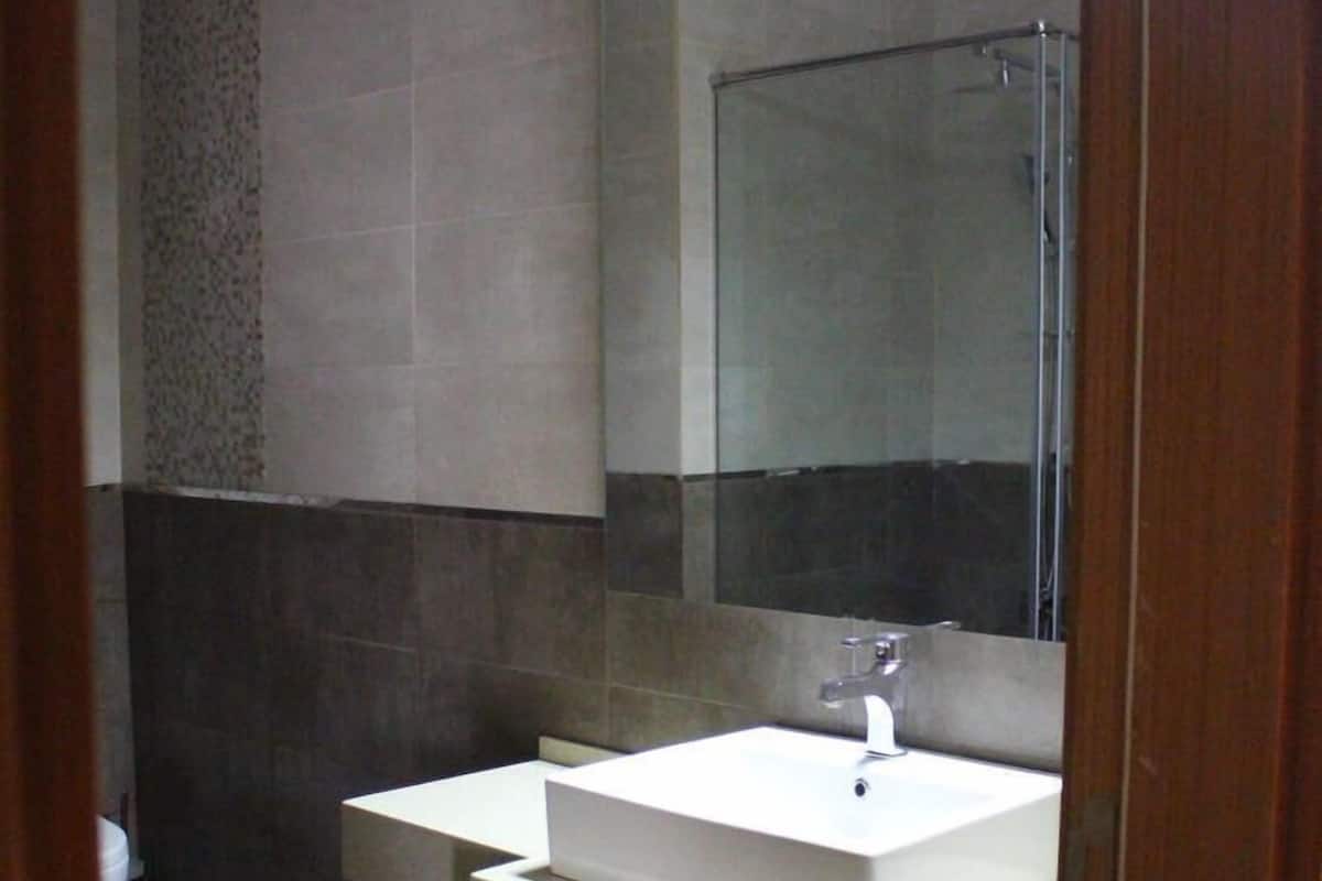 Ducha, artículos de tocador gratuitos, secador de pelo, pantuflas