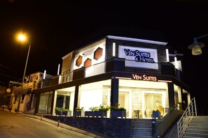 Fassade der Unterkunft – Abend/Nacht