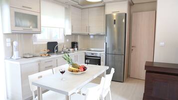 Dupleks Panorama | Dapur pribadi | Lemari es besar, oven, kompor, dan mesin pembuat kopi/teh