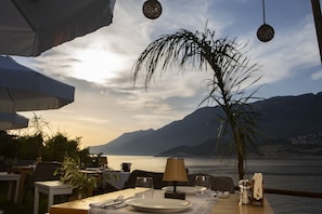 Frühstück, lokale und internationale Küche, Blick auf den Pool 