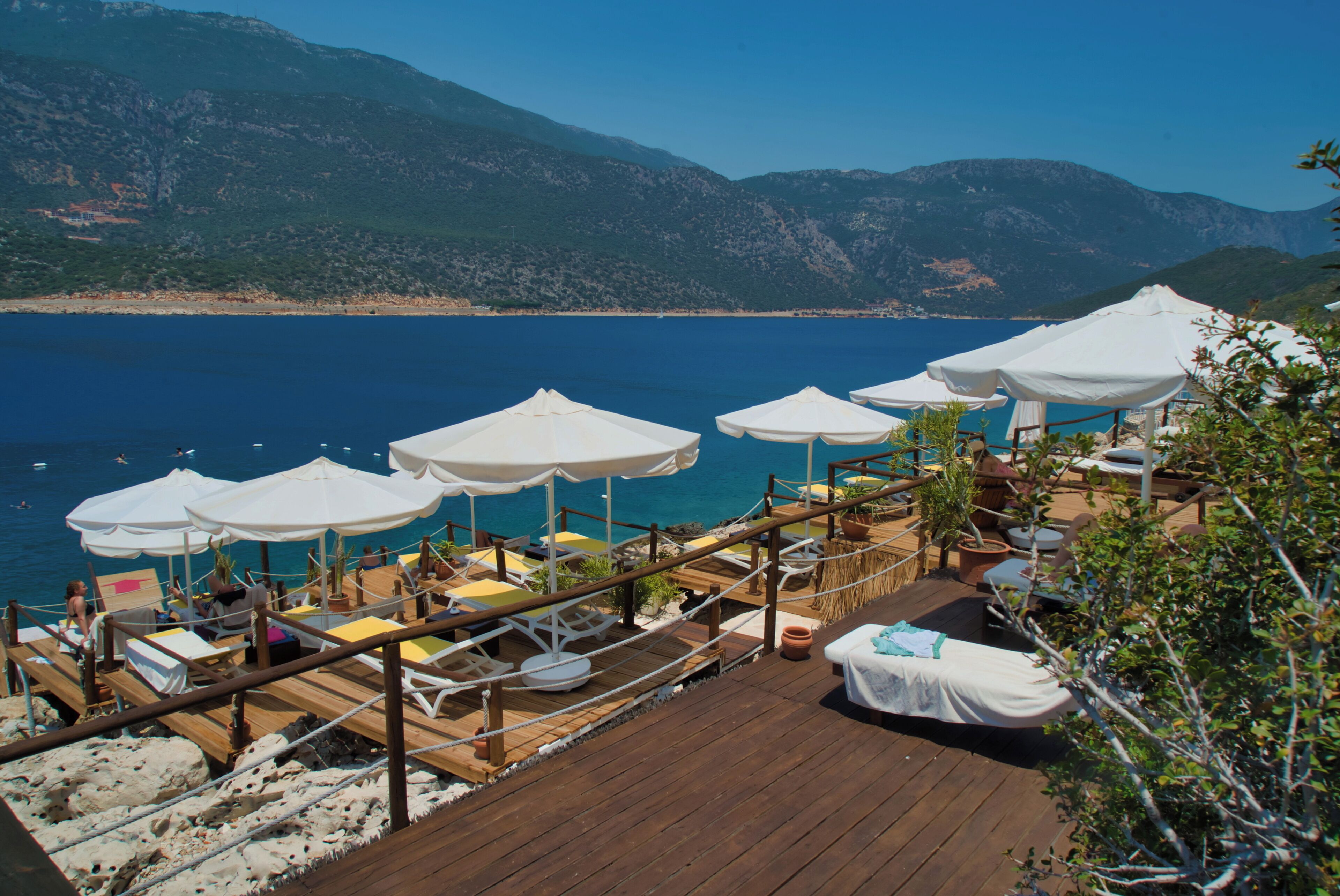 Plage privée, chaises longues, parasols, serviettes de plage