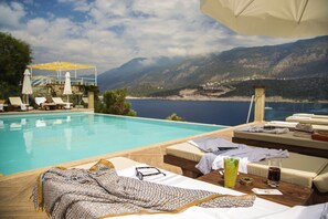 室外游泳池,池畔遮阳伞,日光浴躺椅