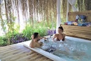 Quarto luxo, banheira de hidromassagem, vista para o jardim | Vista do quarto