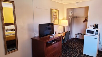 Standard Room, 1 King Bed | Individually decorated, desk, blackout drapes, soundproofing