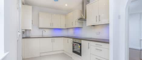 獨棟房屋 | 私人廚房 | 電冰箱、微波爐、電熱水壺、烤麵包機