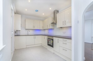 ハウス | 専用キッチン | 冷蔵庫、電子レンジ、電気ポット、トースター