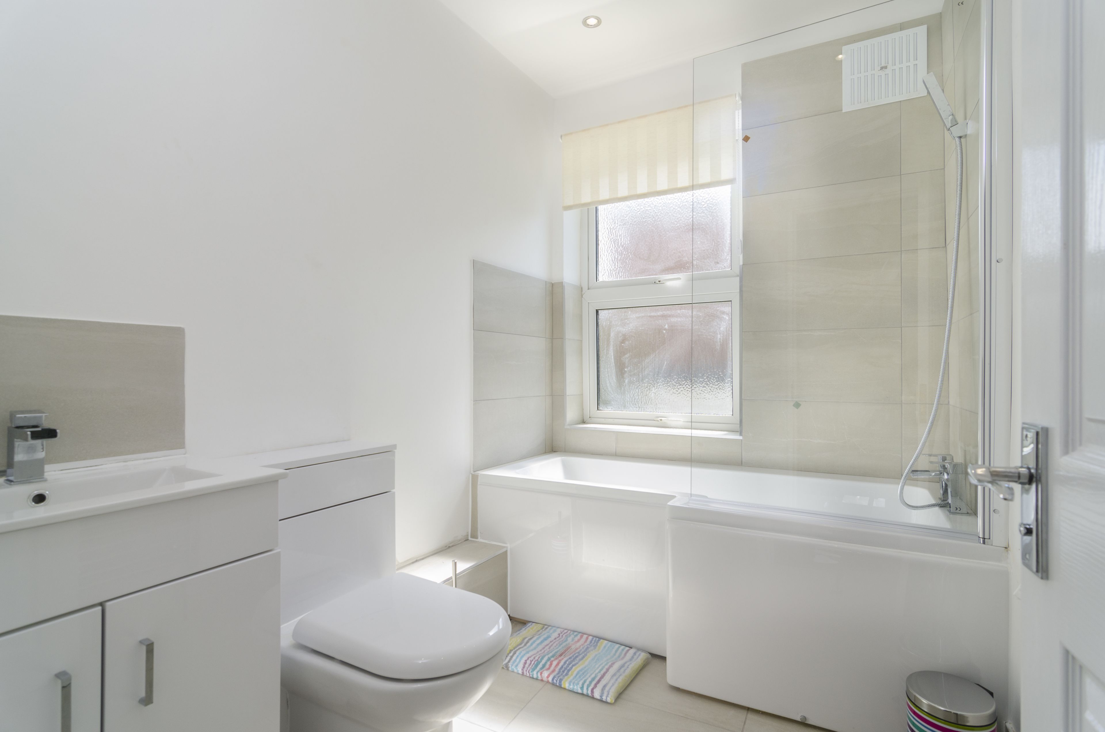 House | Bathroom | Combined shower/bathtub, deep-soaking bathtub, rainfall showerhead