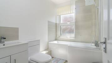 House | Bathroom | Combined shower/bathtub, deep-soaking bathtub, rainfall showerhead