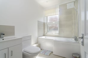 House | Bathroom | Combined shower/bathtub, deep-soaking bathtub, rainfall showerhead
