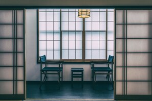 Habitación, para no fumadores (No Shower) | Decoración personalizada, muebles diferentes, escritorio y wifi gratis 