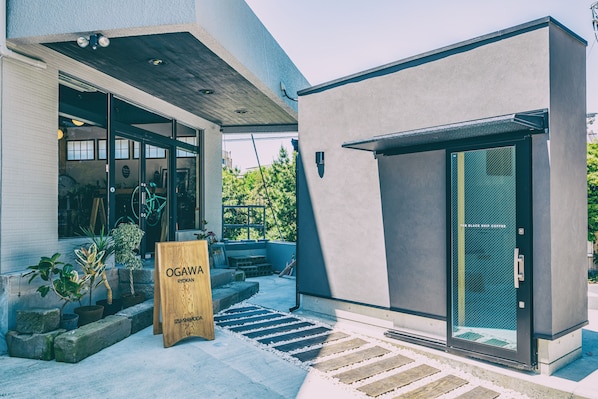 Vista frontal de la propiedad